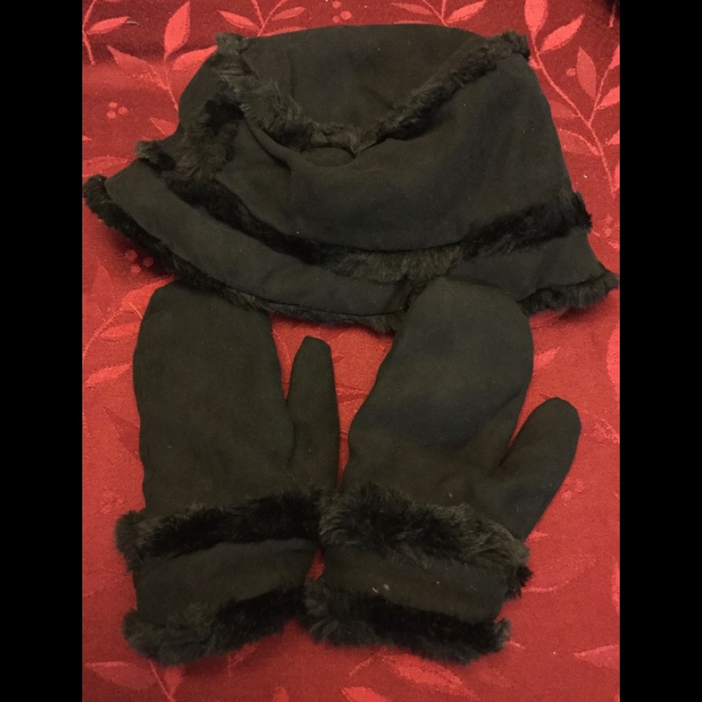 Black faux fur trimmed hat and gloves